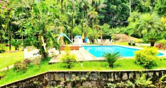 Sítio com riacho, com 3.870 m² denominado parque das águas - 2 casas: a principal com 3qtos (um suíte), copa, cozinha, banheiro, varanda, área de serv