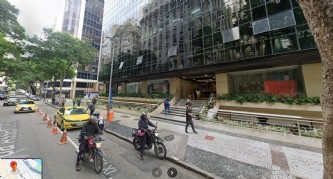 Edifício centro candido mendes o famoso “número dez”, com seus 46 andares, 22 elevadores, próximo às estações do vlt e metrô. abriga uma universidade,